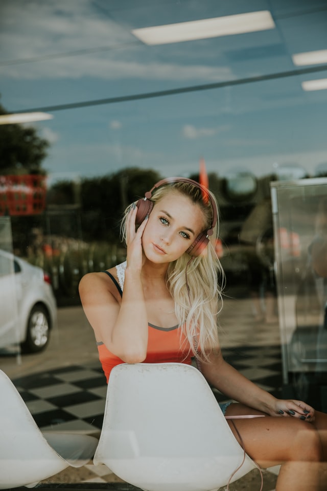 Chica con headset en un local