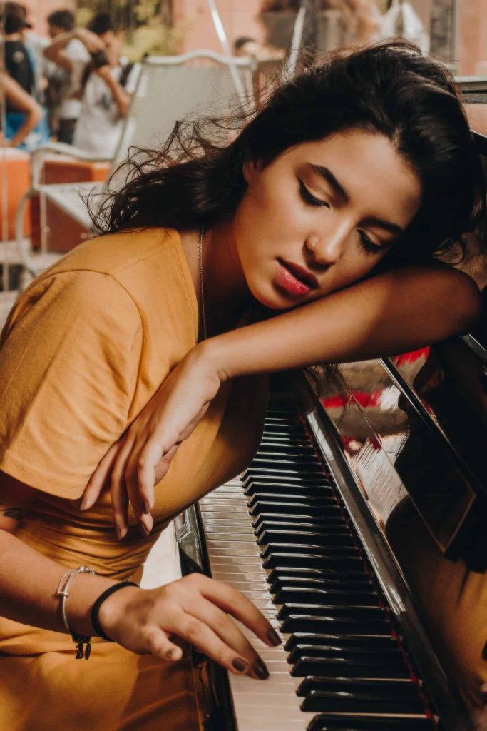 Chica tocando piano