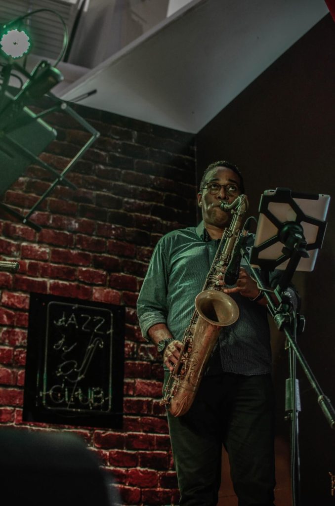 Hombre tocando jazz con un saxofón